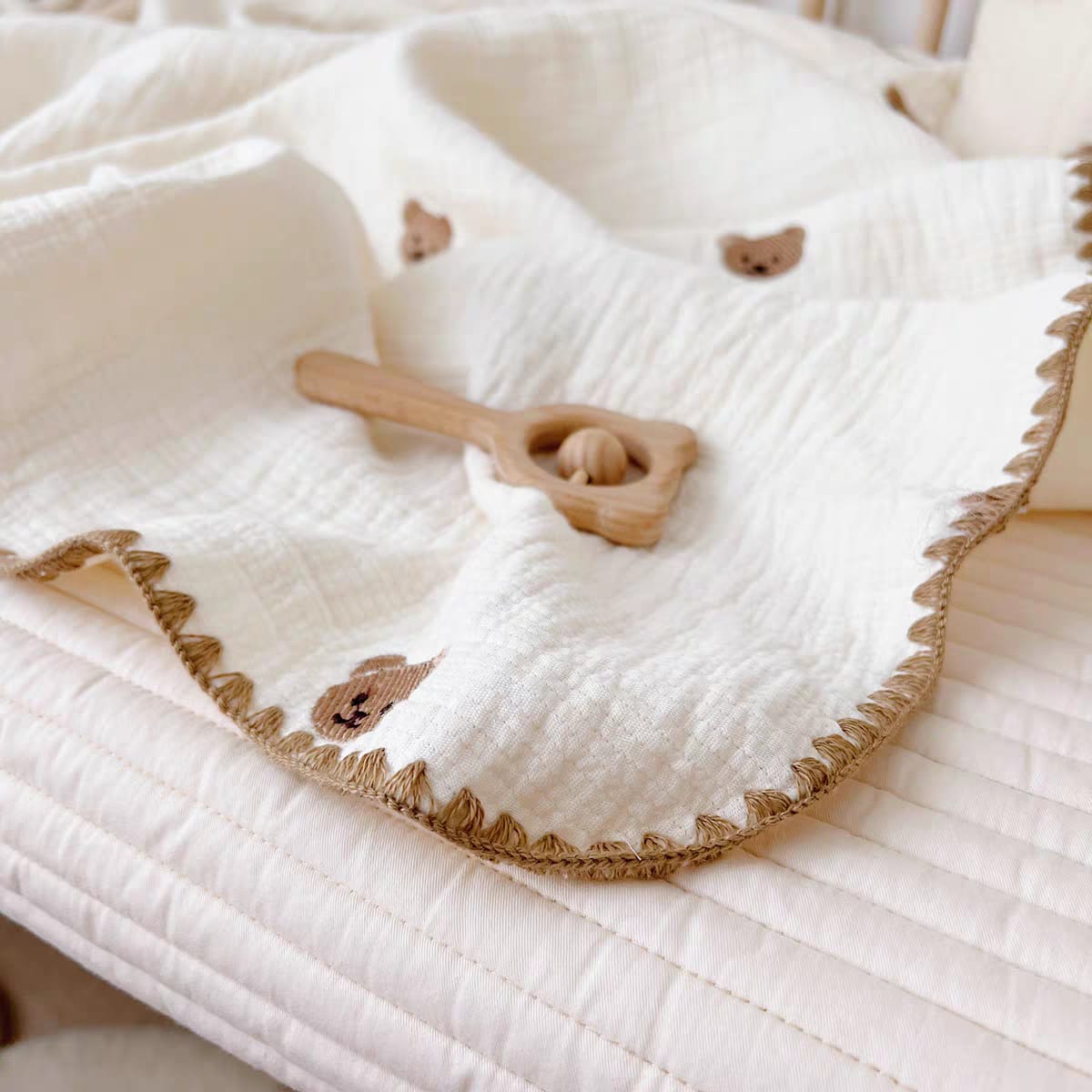 Buy Cozy Muslin Swaddle Blanket – 100% Cotton, Air Conditioned Quilt For Spring & Summer at MyneeMoe Online In India